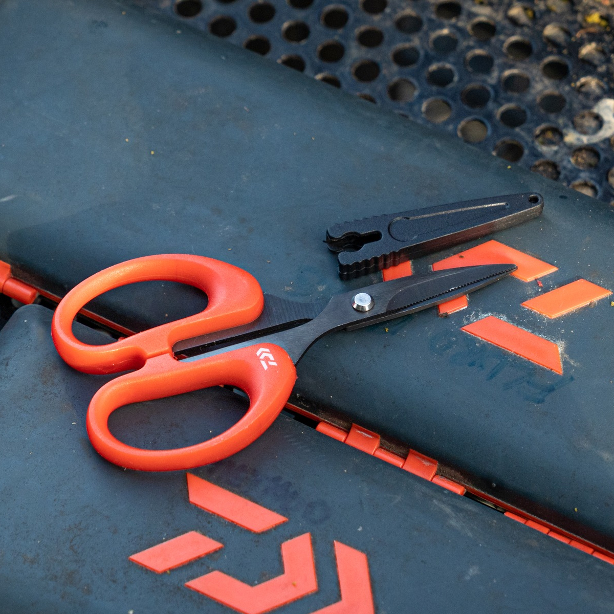 daiwa serrated scissors-8